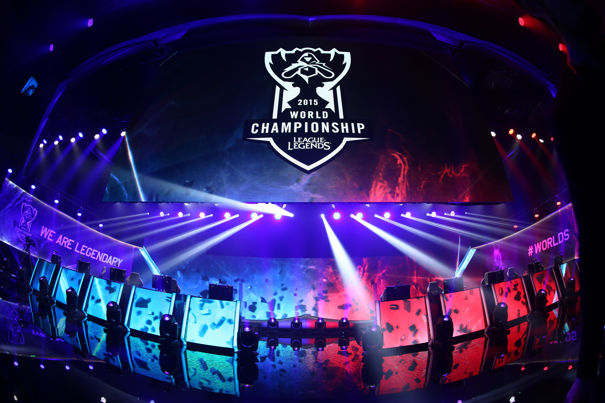 sasi Rambo 完美地击败了 Anyone's Legend ，在 16 分钟时处于劣势，落后 1w。 LGD Gaming 击溃并赢得了第一场比赛