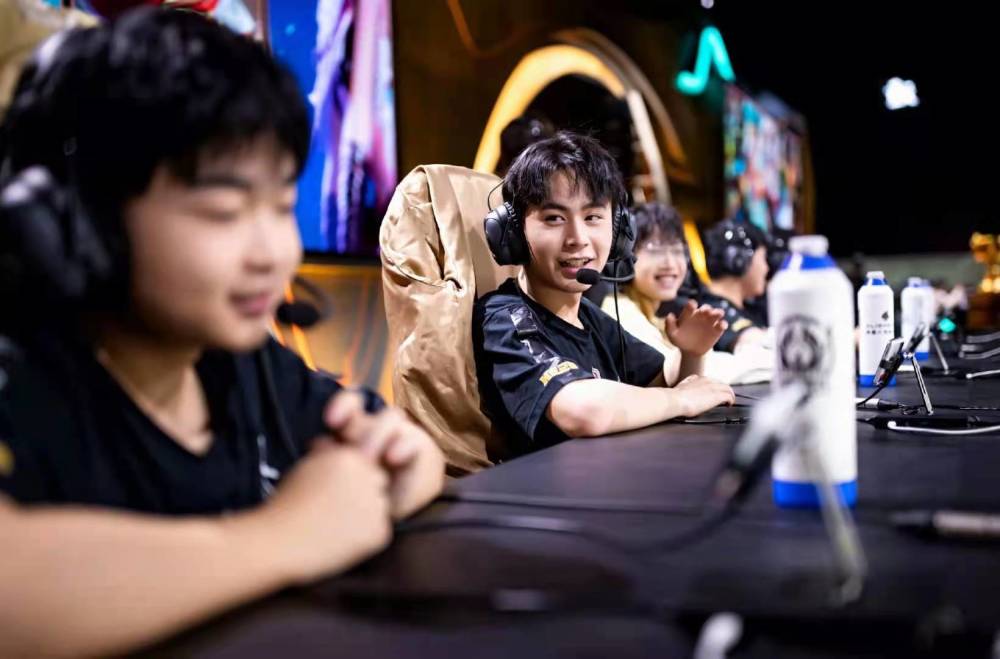 LPL官方海报：战歌奏响 征途在即 四支LPL代表队无畏逐星辰！