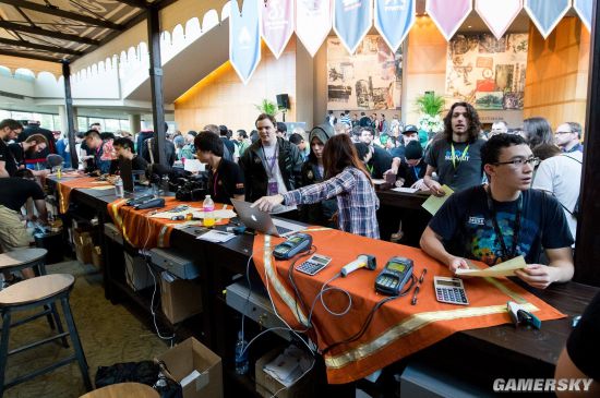 FPX官博更新拍摄日花絮：翼往吾前，新赛季小凤凰冲