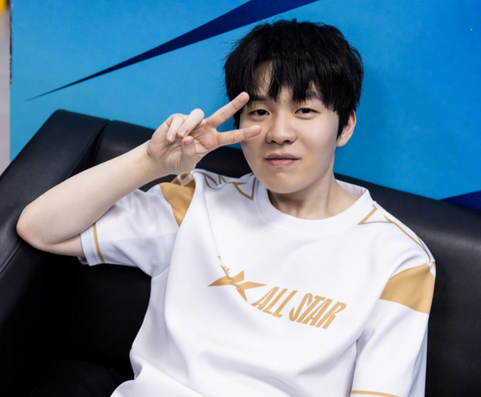 LPL whistleblower： 明年会有更多贫困战队，平均月薪为50000元；作为陪玩肯定能赚更多