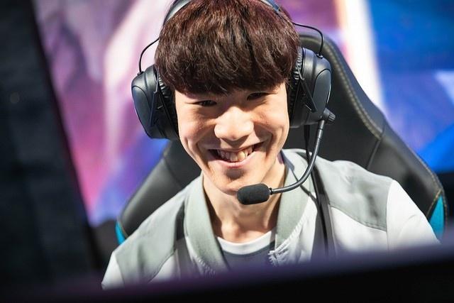 headtr1ck晒与s1mple合照祝贺其回归